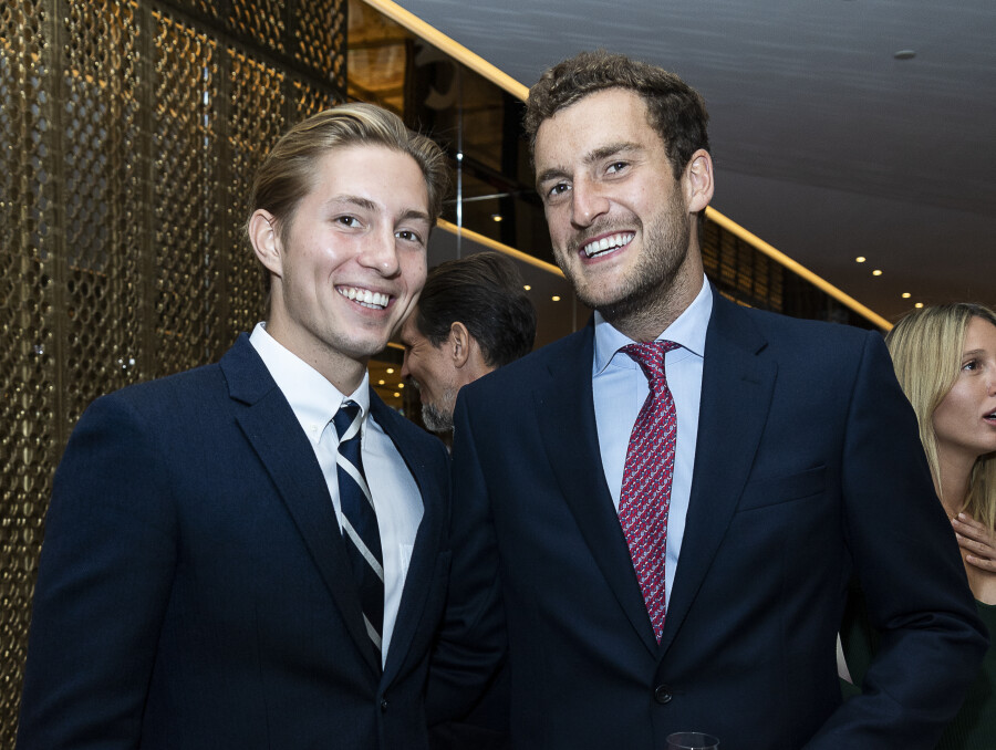 S. A. R. le prince Constantin-Alexios de Grèce et Peregrine Pearson, compagnon de la princesse Maria-Olympia de Grèce, à la soirée d'anniversaire de Doris Brynner à Paris.